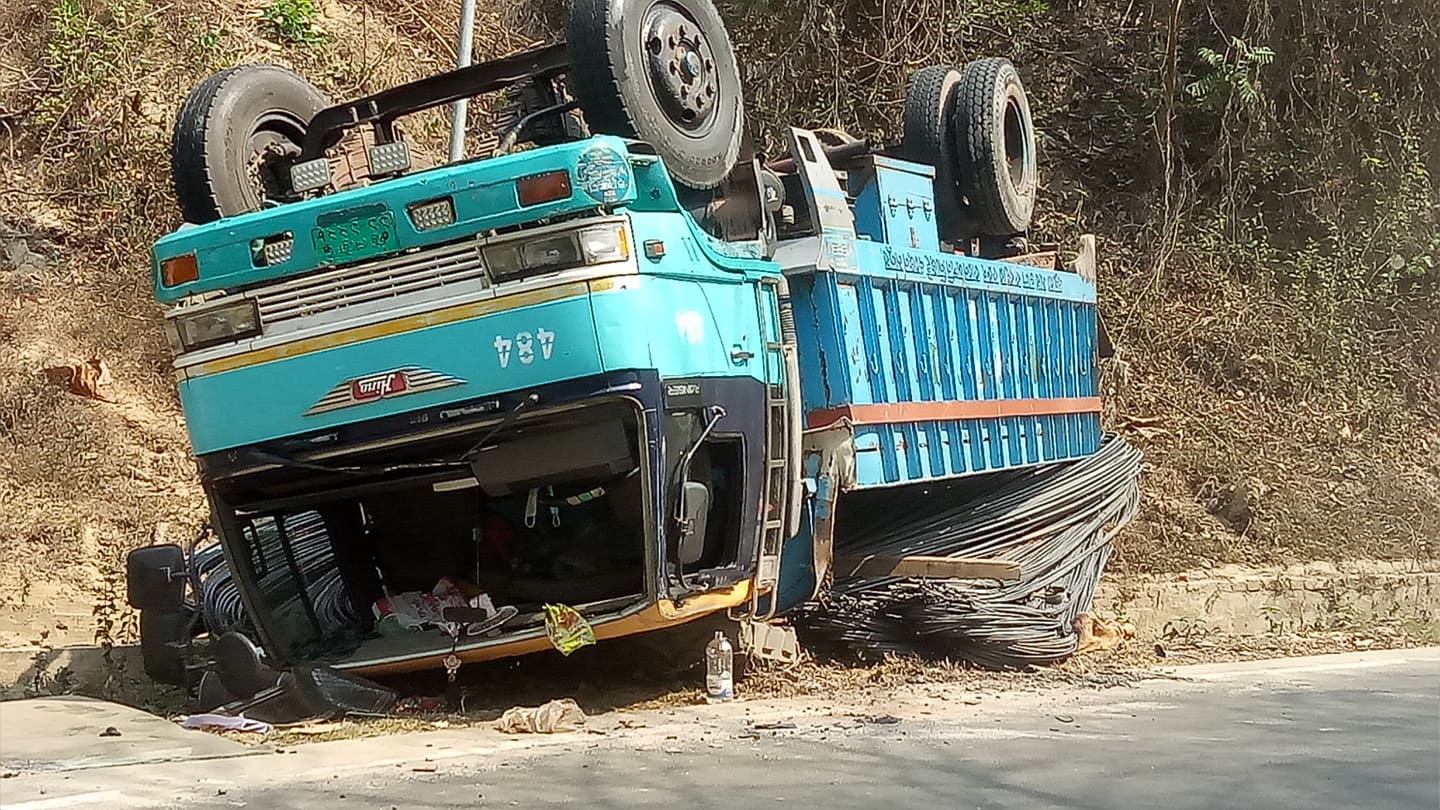 রাঙামাটির মানিকছড়িতে রডবাহী ট্রাক উল্টে চালক আহত 