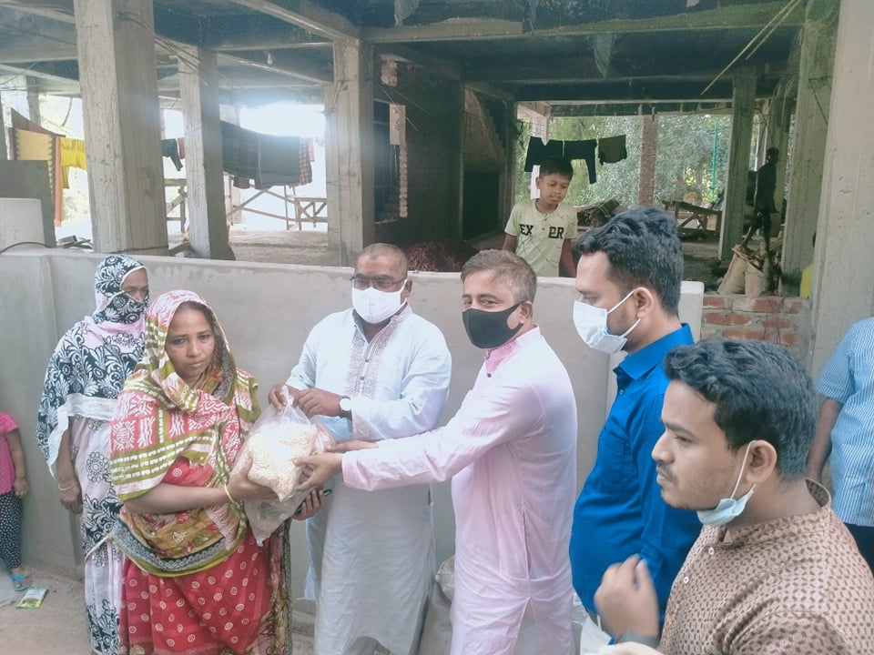 রাঙামাটিতে যুবলীগ নেতার ইফতার সামগ্রী বিতরণ 