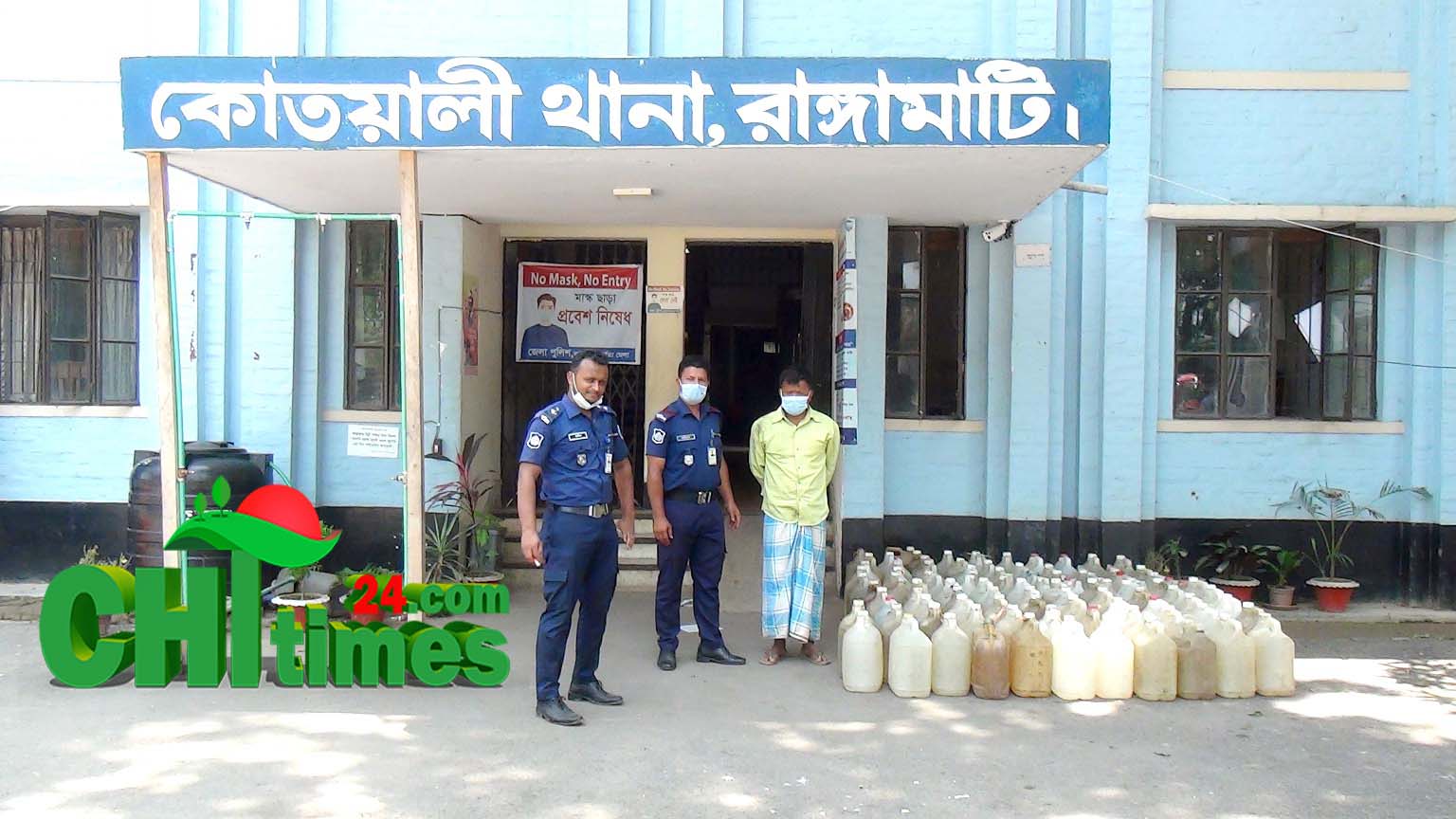 রাঙামাটিতে যৌথবাহিনীর অভিযানে বিপুল পরিমান চোলাই মদ সহ আটক ২