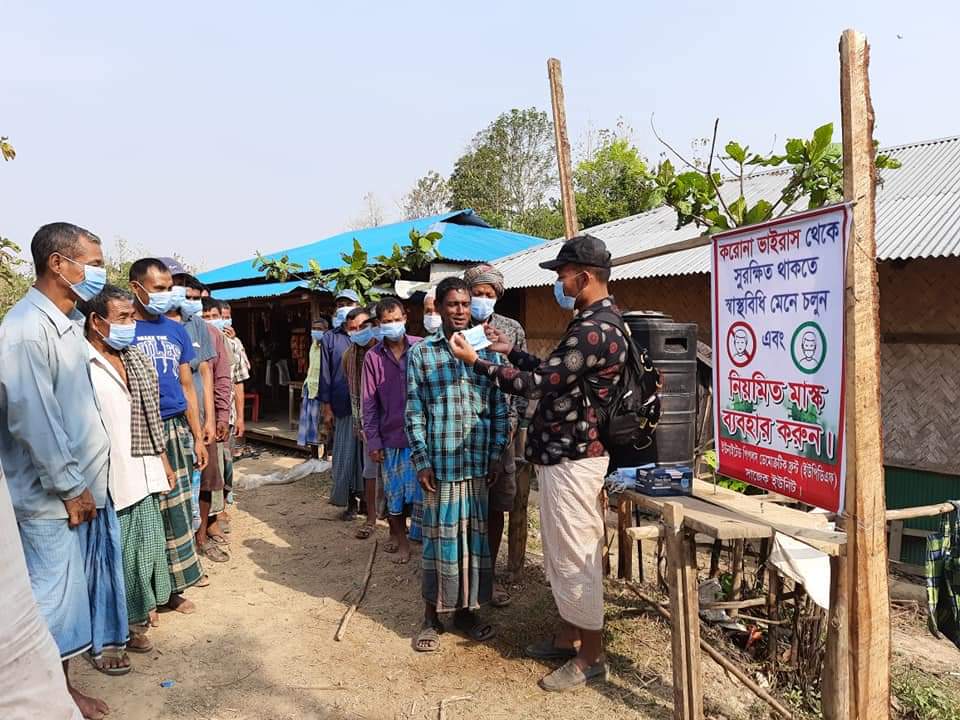 করোনা সচেতনতায় সাজেকে ইউপিডিএফের মাস্ক বিতরন