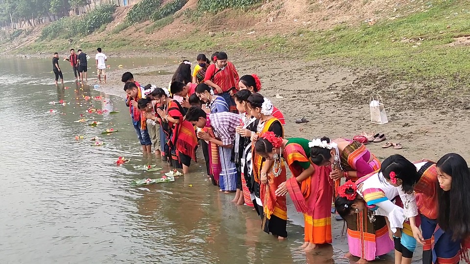 কাচালং নদীতে ফুল ভাসানোর মধ্যে দিয়ে বাঘাইছড়িতে বিঝু উৎসব শুরু