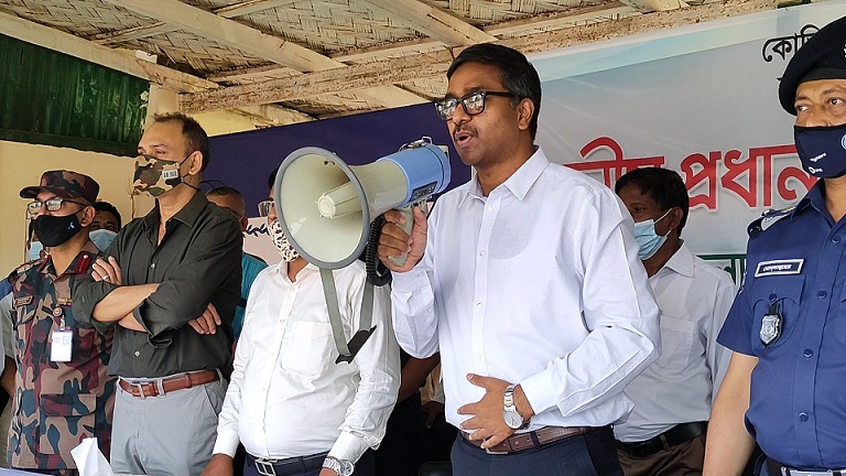 বাঘাইছড়িতে প্রধানমন্ত্রীর উপহার প্রদান