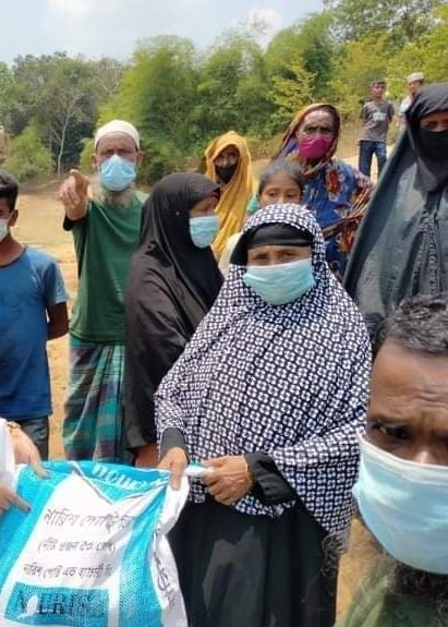 নানিয়ারচরের বুড়িঘাটে ডিঙি সংস্থার উদ্যোগে ত্রাণ বিতরণ