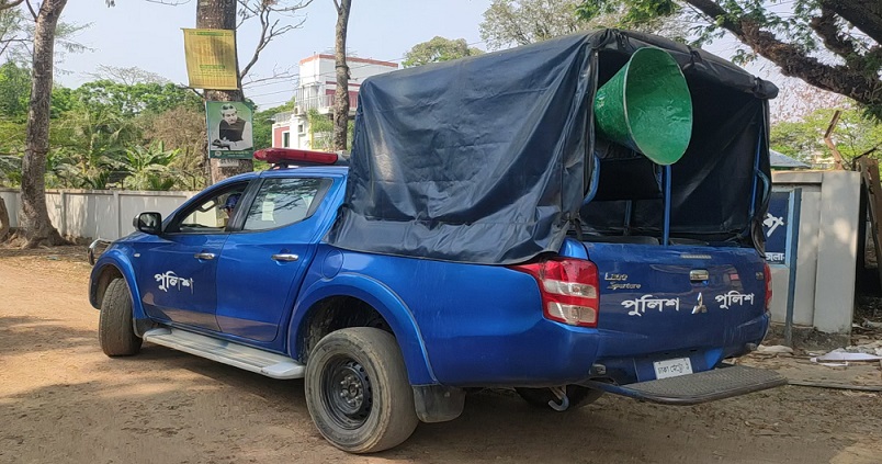 লকডাউন সম্পর্কে জানাতে কাউখালী পুলিশের মাইকিং