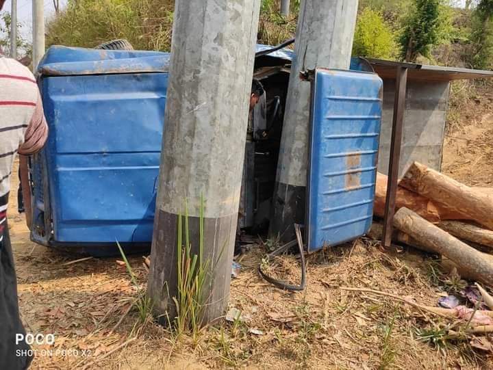 নানিয়ারচরে মিনি ট্রাক উল্টে ড্রাইভার সহ আহত ৬