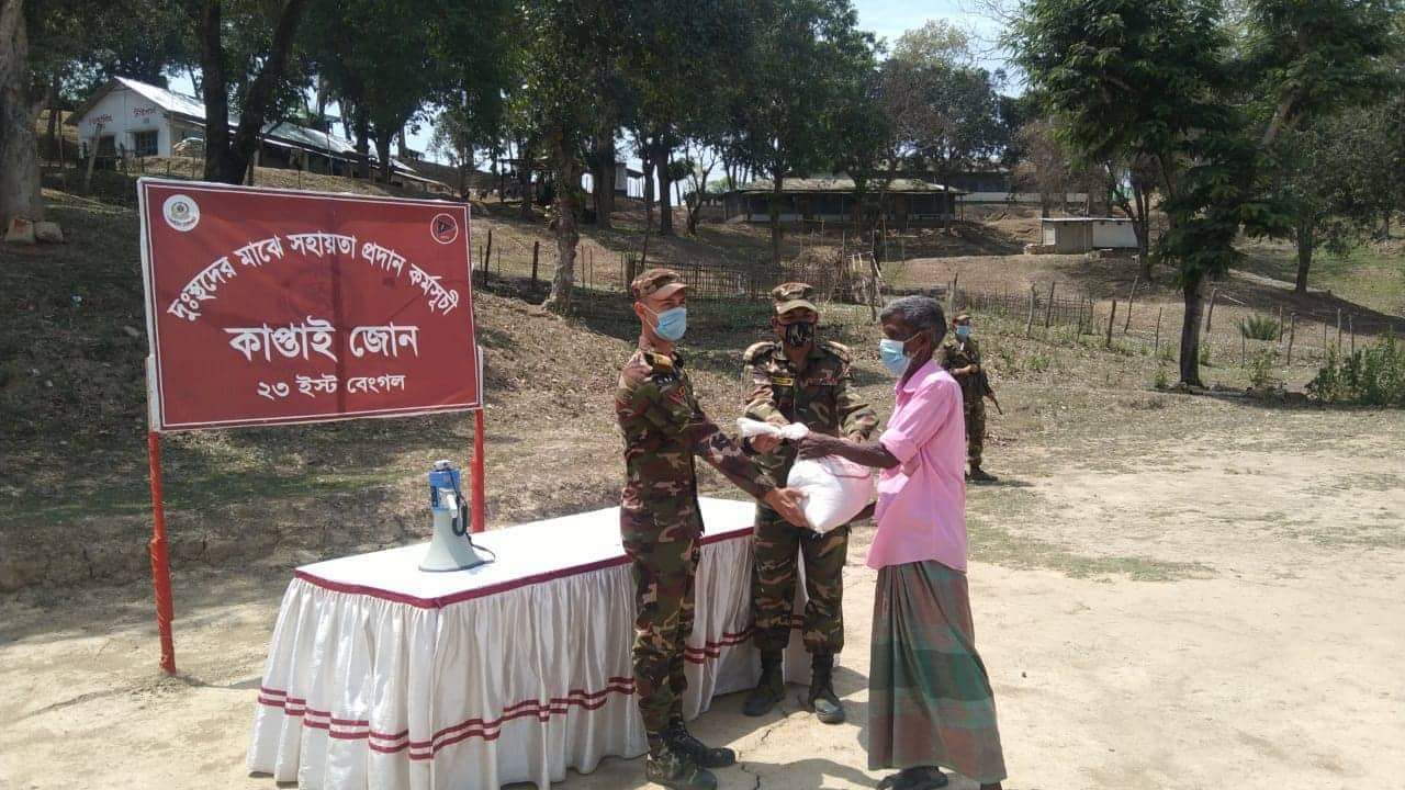 রাজস্থলীতে কর্মহীন মানুষের মাঝে সেনাবাহিনীর ভালবাসা