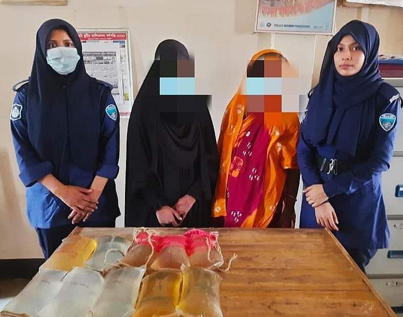 বাঙ্গালহালিয়াতে চোলাই মদ সহ দুই নারী আটক