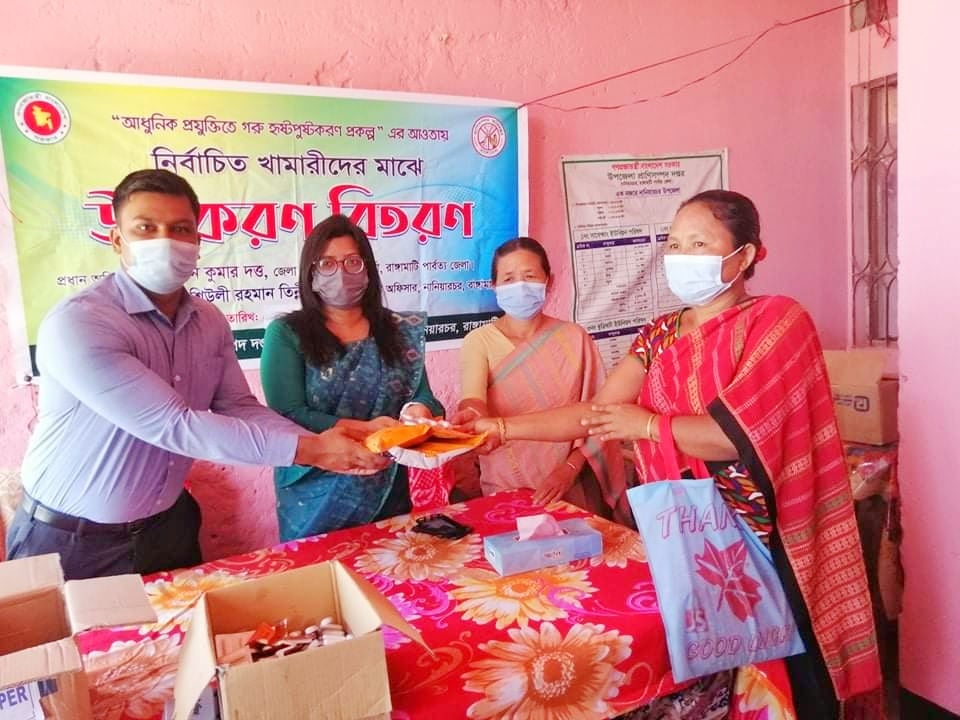 নানিয়ারচরে খামারীদের মাঝে উপকরণ বিতরণ