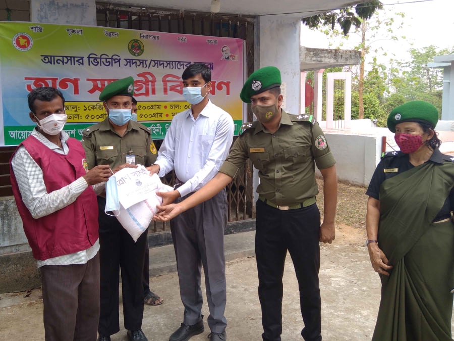 বিলাইছড়িতে আনসার ভিডিপির অর্ধশত সদস্যদের মাঝে ত্রাণ বিতরণ