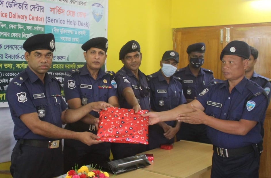 নানিয়ারচর থানার কর্মকর্তাদের মাঝে পুলিশ সুপারের ঈদ উপহার