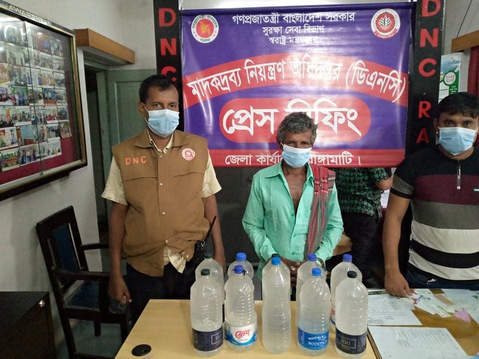 রাঙামাটিতে চোলাই মদ সহ আটক ১
