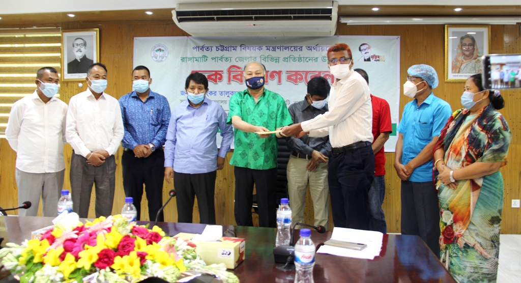রাঙামাটি জেলার বিভিন্ন প্রতিষ্ঠানের উন্নয়নে চেক বিতরণ