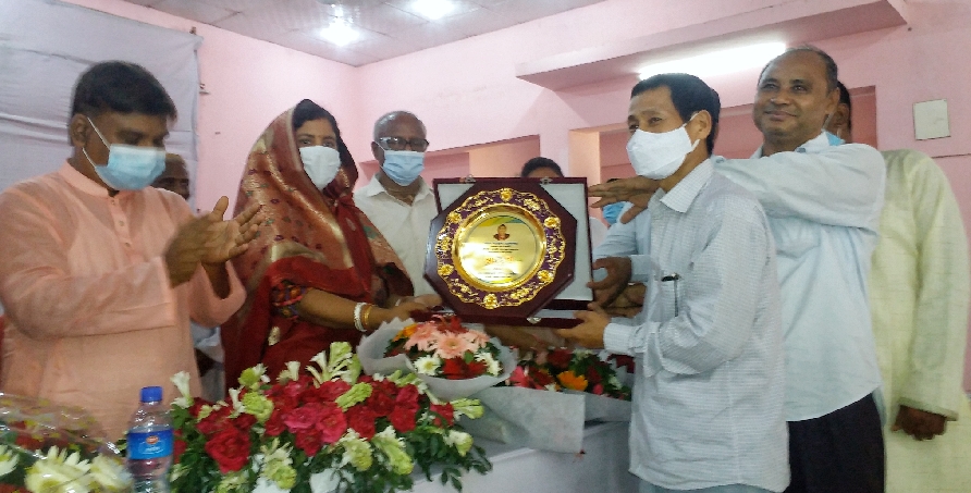 বিদায়কালে অশ্রুসিক্ত  ইউএনও শতরূপা তালুকদার 
