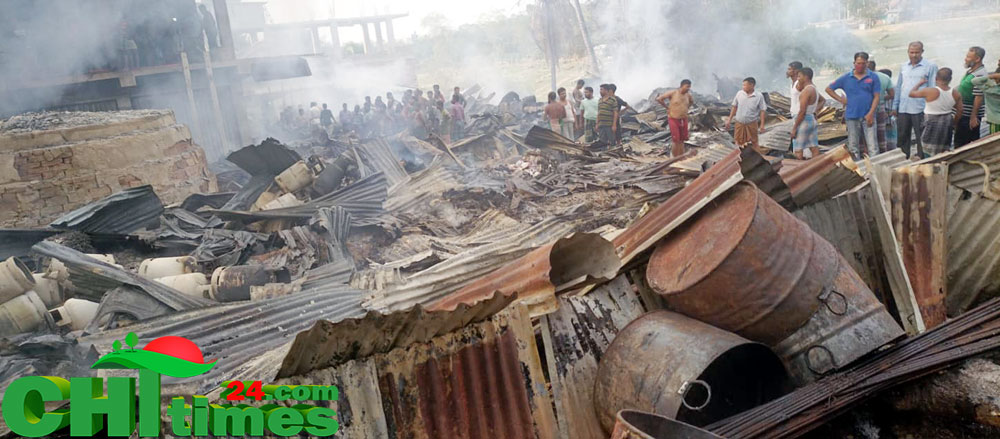 মধ্যরাতের ভয়াবহ আগুনে ছোট হরিণা বাজার পুড়ে ছাই