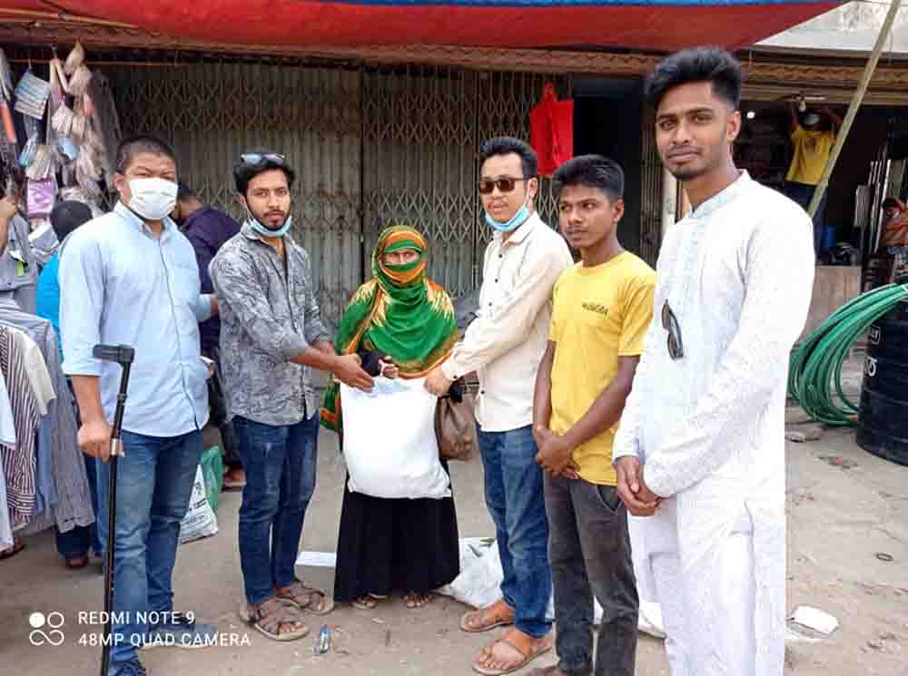 খাগড়াছড়িতে হতদরিদ্র খাদিজার পাশে দাঁড়ালো ছাত্রলীগ নেতা