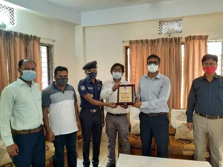 লংগদুতে প্রধানমন্ত্রীর উপহার নিয়ে  জেলা প্রশাসক
