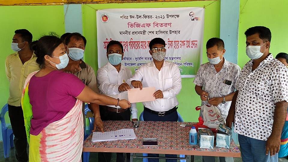 প্রধানমন্ত্রীর মানবিক সহায়তার ৫৫ লক্ষ ২৭ হাজার ৫৫০ টাকা বিতরণ