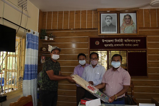 জুরাছড়ি প্রশাসনের উদ্যোগে ক্রীড়াসামগ্রী বিতরণ