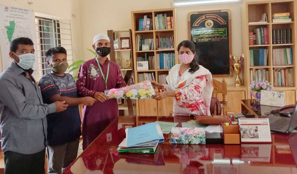 কাউখালী নিসচা এর পক্ষ থেকে নবাগত ইউএনওকে ফুলেল শুভেচ্ছা 