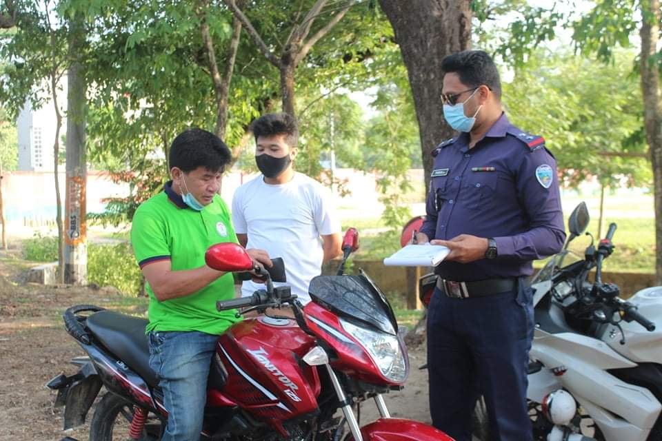 খাগড়াছড়িতে সড়কে শৃঙ্খলা ফেরাতে পুলিশের কঠোর অভিযান