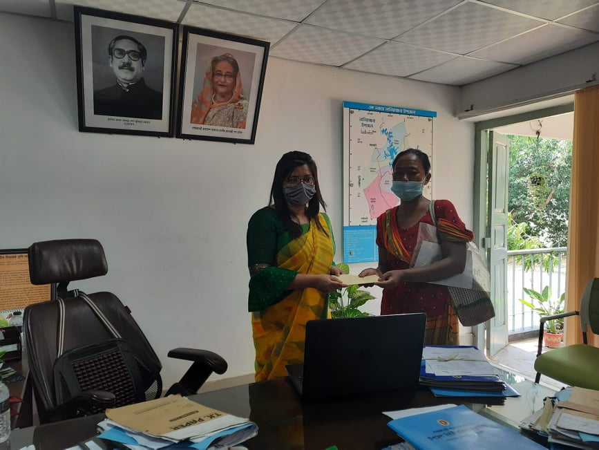 বজ্রপাতে মৃত পান্দব চাকমার পরিবারকে ইউএনও'র আর্থিক সহায়তা 