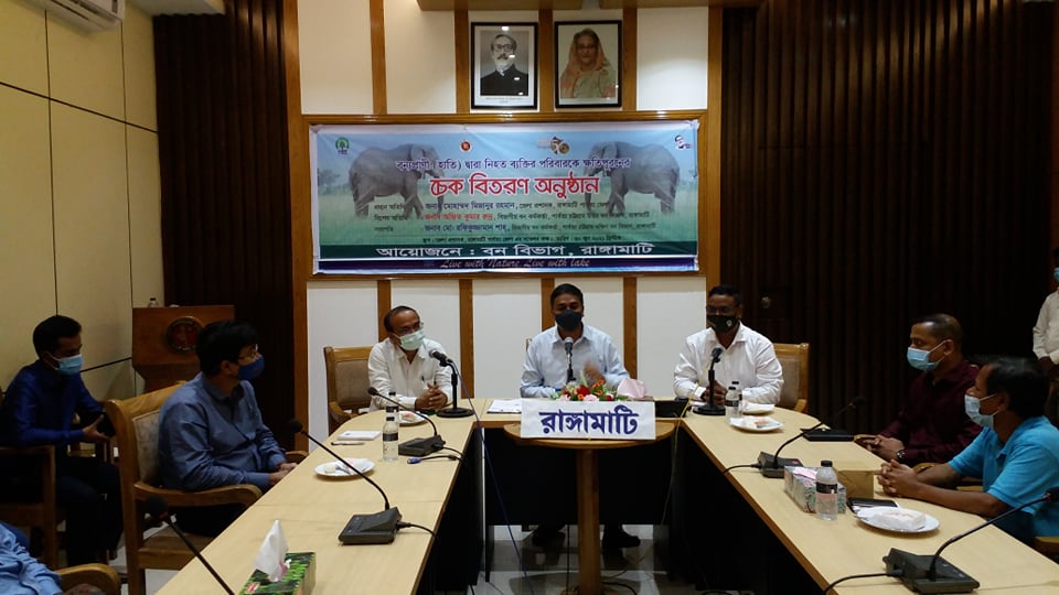 বন্যপ্রাণী দ্বারা নিহত ব্যক্তির পরিবারকে ক্ষতিপূরনের চেক বিতরণ 