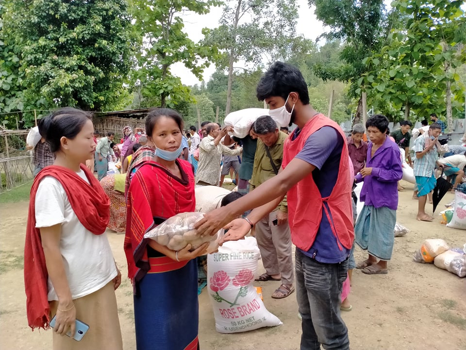 নানিয়ারচরে ত্রাণ সামগ্রী বিতরণ করেছে বিদ্যানন্দ ফাউন্ডেশন