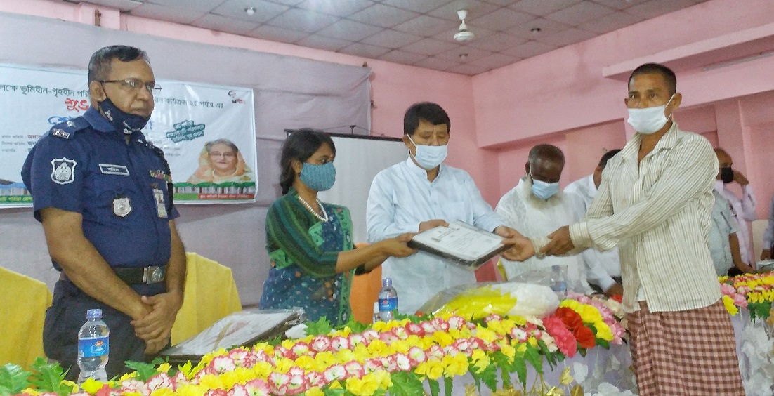 কাউখালীতে ৬৯ জন পেলো  প্রধানমন্ত্রীর দেওয়া জমিসহ ঘর  