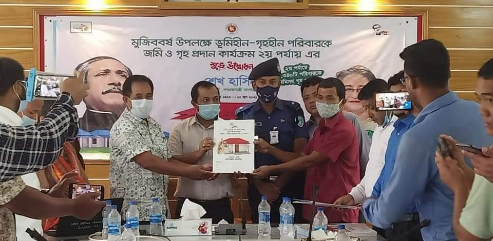জুরাছড়িতে প্রধানমন্ত্রীর উপহার পেলেন ১০ পরিবার