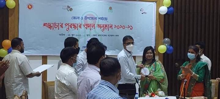 জাতীয় শুদ্ধাচার পুরষ্কার পেলেন নানিয়ারচরের ইউএনও
