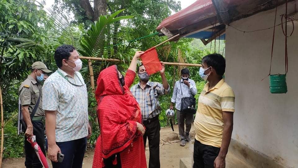 কাপ্তাইয়ে করোনা রোগীর ঘর লকডাউন ও লাল পতাকা টাঙিয়ে দিলেন ইউএনও