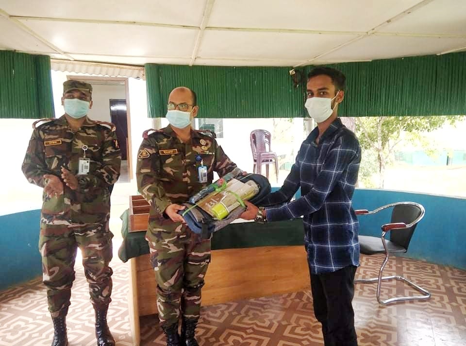 বিলাইছড়িতে সেনাবাহিনী কতৃক সাংবাদিকদের সাংবাদিকতার উপকরণ প্রদান