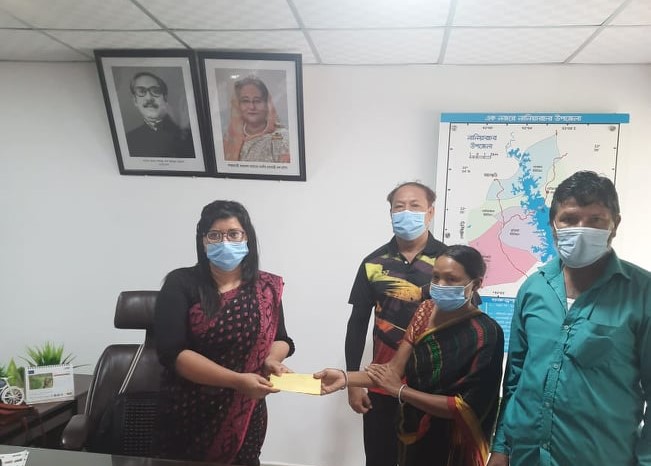 করোনায় মৃত ও ক্যান্সার চিকিৎসায় ৪০ হাজার টাকা বিতরণ করলেন ইউএনও