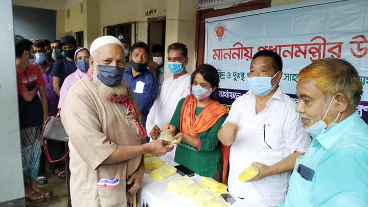 কাউখালীতে প্রধানমন্ত্রীর উপহার নগদ অর্থ প্রদান 