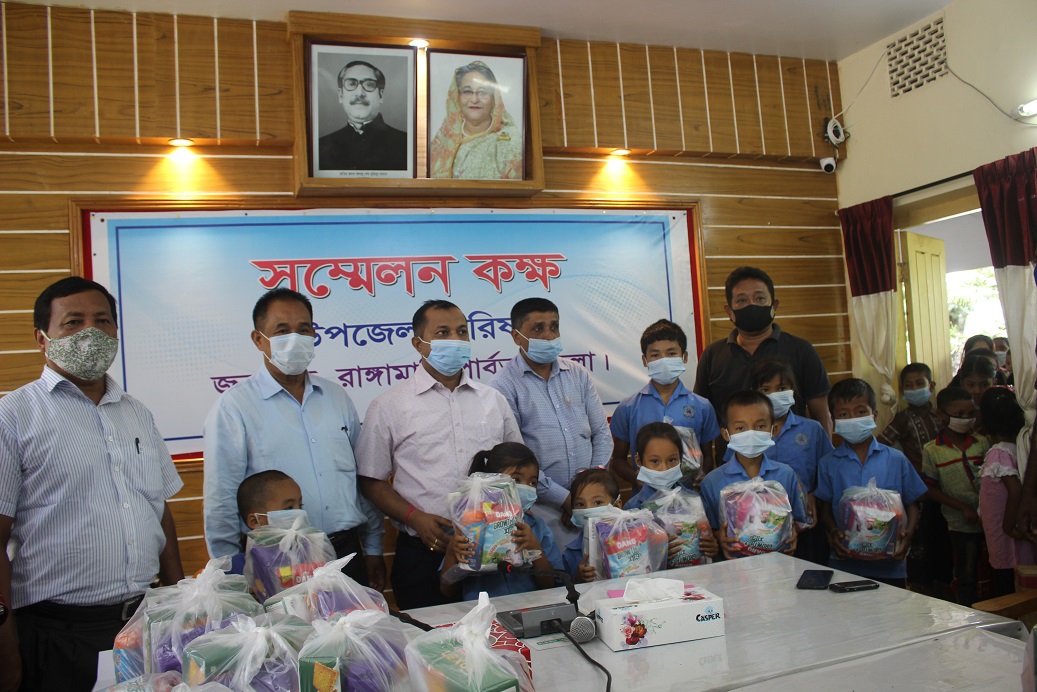 জুরাছড়িতে দূর্যোগ মোকাবেলায় আগাম প্রস্তুতি হিসেবে শিশু খাদ্য বিতরণ