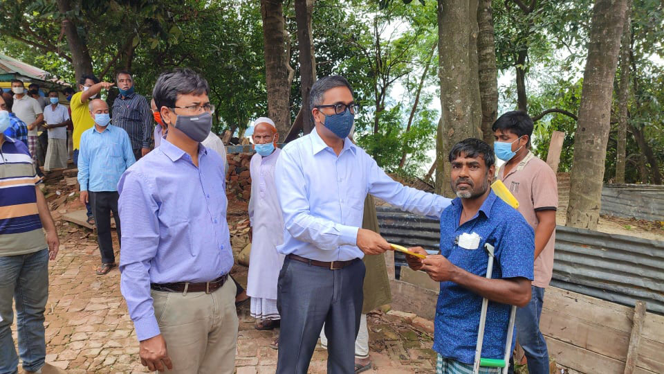 রাঙ্গামাটির নৌযান অর্ধশতাধিক  শ্রমিকের মাঝে  প্রধানমন্ত্রীর উপহার বিতরণ