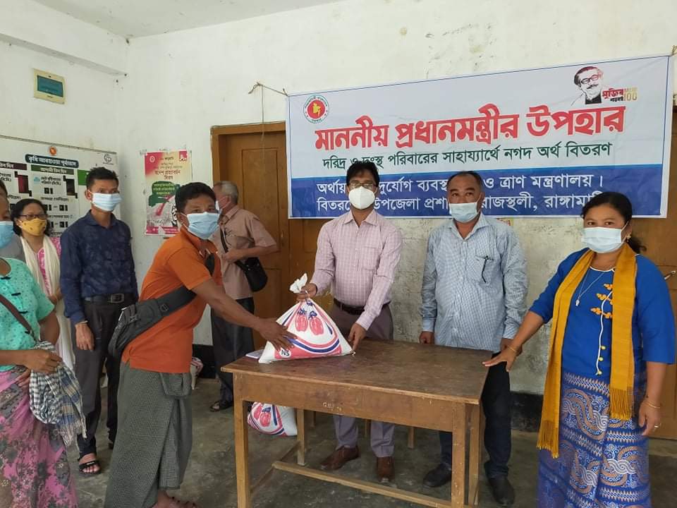 রাজস্থলীতে প্রধানমন্ত্রীর উপহার পেল দুই হাজার একশতজন দুঃস্থ পরিবার