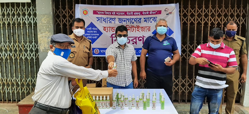 রাঙামাটিতে মাদকদ্রব্য নিয়ন্ত্রন অধিদপ্তরের হ্যান্ড স্যানিটাইজার বিতরণ
