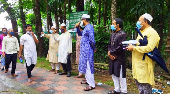 মসজিদে মুসল্লিদের মাঝে জেলা প্রশাসনের মাস্ক বিতরণ