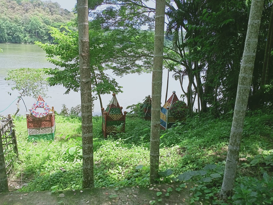 তিন সম্প্রদায়ের সমাধি পাশাপাশি!