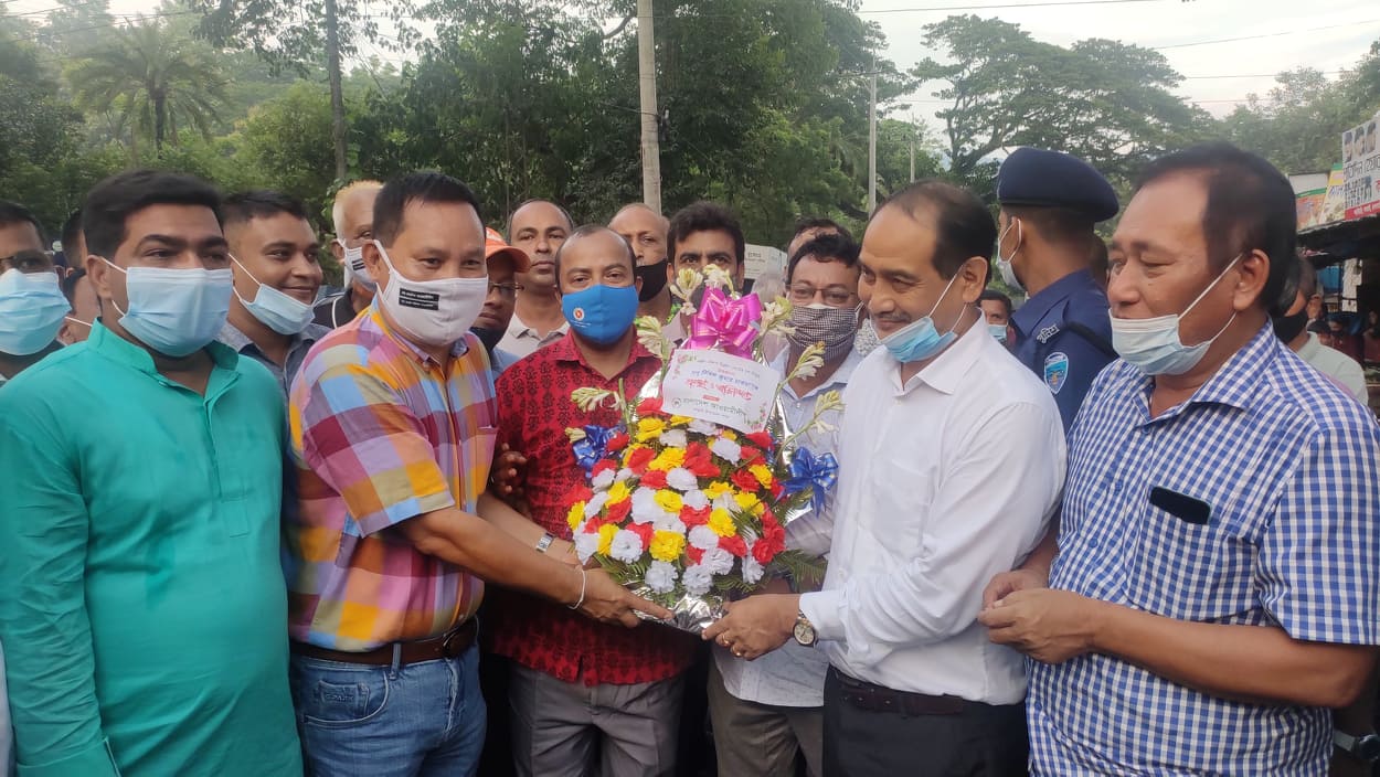 কাপ্তাইয়ে ফুলে ফুলে সিক্ত হলেন চেয়ারম্যান নিখিল