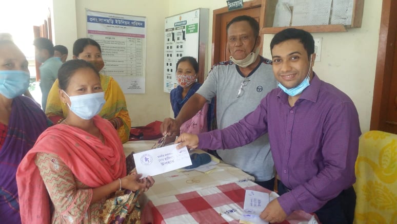 সাপছড়িতে নগদ অর্থ সহায়তা পেল পাঁচ শতাধিক পরিবার