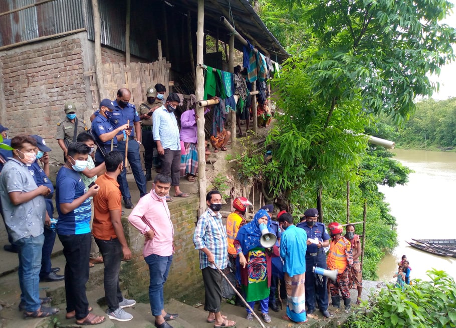 কাপ্তাইয়ে ঝুঁকিতে বসবাসকারীদের আশ্রয় কেন্দ্রে আনতে মাঠে প্রশাসন