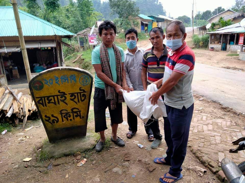 দূর্গম সাজেকে খাদ্য সহায়তা পৌঁছে দিলেন ইউএনও