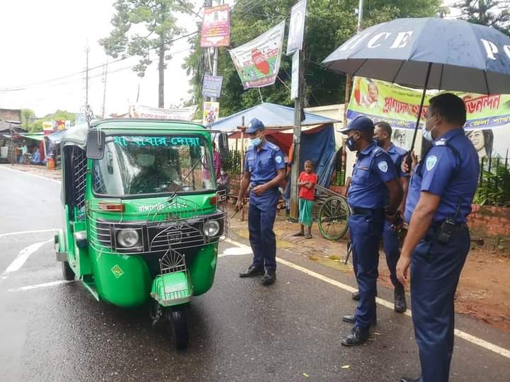 কঠোর লকডাউনের দ্বিতীয় দিনেও কড়া অবস্থানে রাঙামাটি পুলিশ