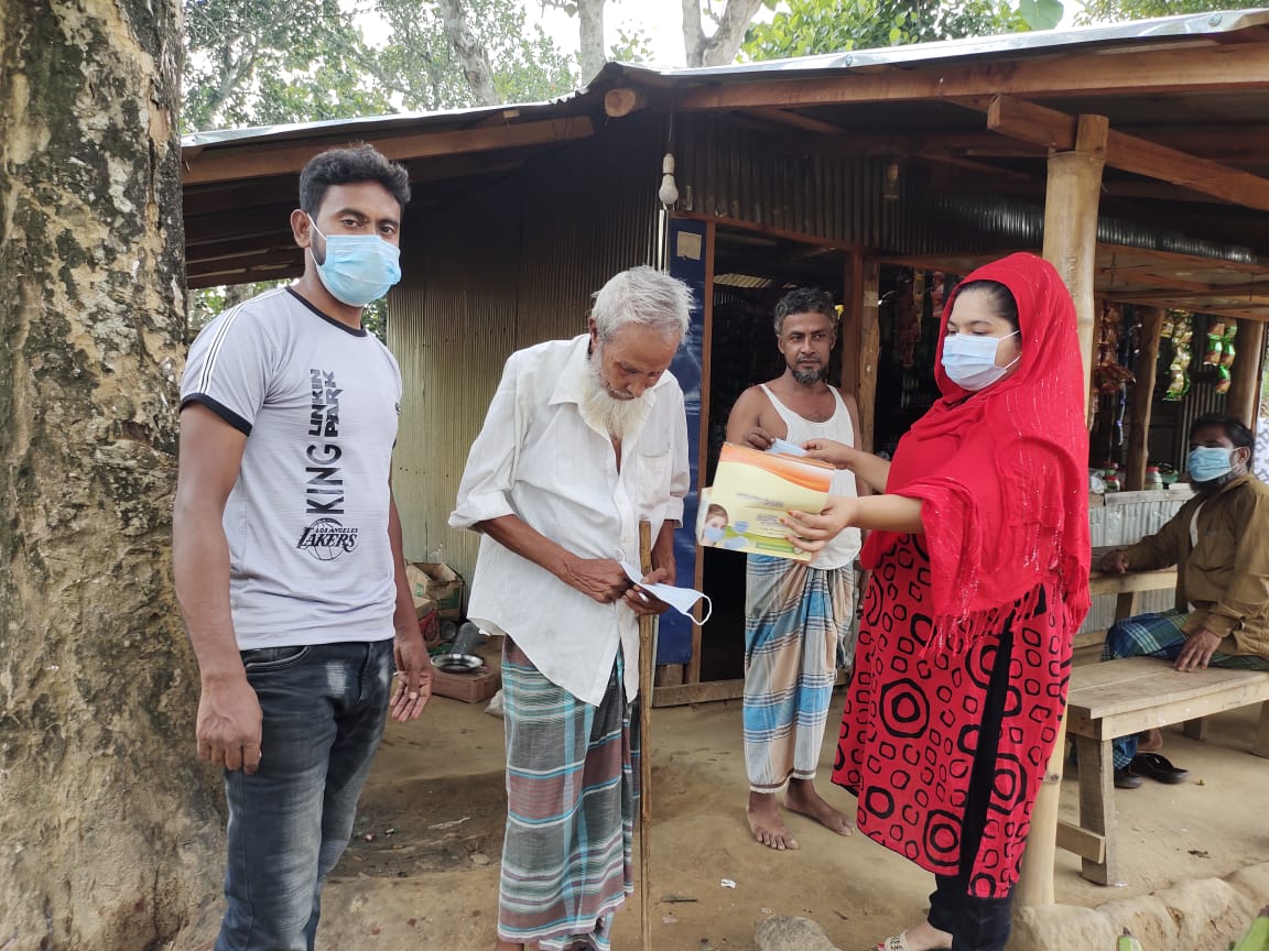 করোনা সচেতনতায় নানিয়ারচরে আসমা মল্লিকের মাস্ক বিতরণ 
