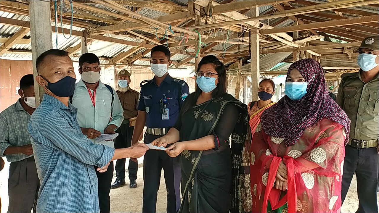 নানিয়ারচরে অসহায়দের মাঝে প্রধানমন্ত্রীর উপহার বিতরণ ও প্রশাসনের জরিমানা
