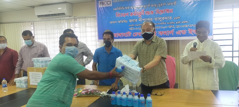 করোনো পরিস্থিতিতে স্বাস্থ্য সুরক্ষা সামগ্রী মাস্ক বিতরণ