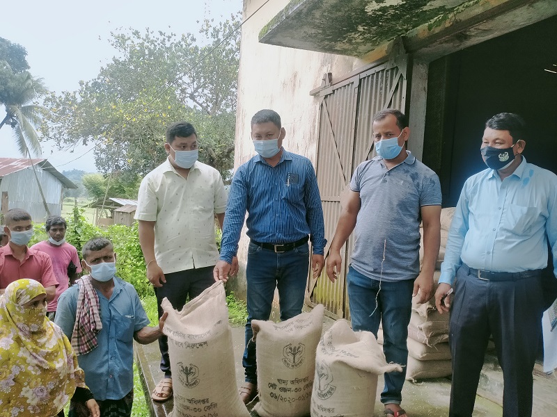 নানিয়ারচরে ভিজিএফ চাল ও নগদ অর্থ বিতরণ
