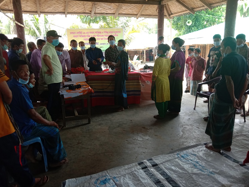 করোনায় ক্ষতিগ্রস্ত মাঝে মৈদং ইউনিয়ন পরিষদের নগদ অর্থ বিতরণ